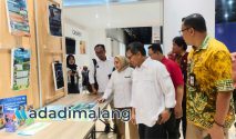 Kepala BPPM dan Dekan Vokasi UB serta Camat Klojen dan tamu undangan saat meninjau berbagai karya dan inovasi mahasiswa Vokasi UB yang ditampilkan dalam kegiatan desiminasi hari ini di Transmart Mall Malang (Foto : Agus Yuwono)