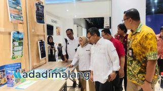 Kepala BPPM dan Dekan Vokasi UB serta Camat Klojen dan tamu undangan saat meninjau berbagai karya dan inovasi mahasiswa Vokasi UB yang ditampilkan dalam kegiatan desiminasi hari ini di Transmart Mall Malang (Foto : Agus Yuwono)