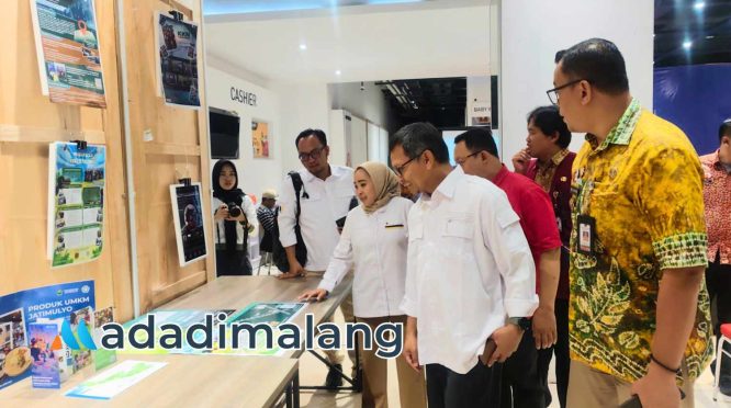 Kepala BPPM dan Dekan Vokasi UB serta Camat Klojen dan tamu undangan saat meninjau berbagai karya dan inovasi mahasiswa Vokasi UB yang ditampilkan dalam kegiatan desiminasi hari ini di Transmart Mall Malang (Foto : Agus Yuwono)