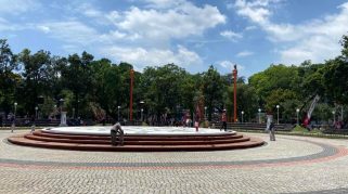 Air Mancur Tanpa Kolam (Dry Fountain) yang ada di kawasan Alun-Alun Merdeka kota Malang