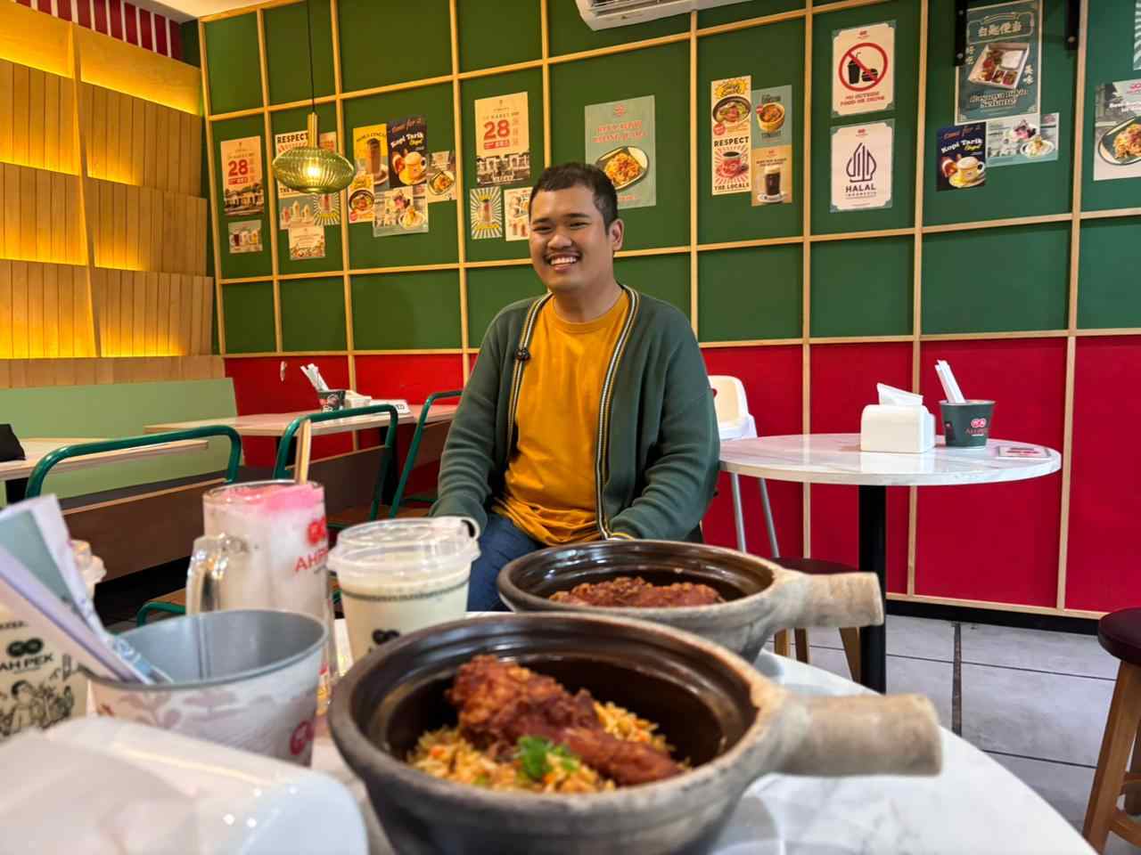 Public Relation Ah Pek Malang, Arvin Ega saat menjelaskan menu baru Ah Pek Malang siang hari tadi (Foto : Agus Y)