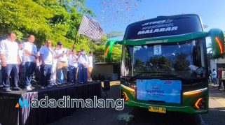 Dirut Perum Jasa Tirta I Dr. Ir. Fahmi Hidayat, ST., MT., saat memberangkatkan rombongan pemudik di kantor PJT I pagi tadi (Foto : Agus Yuwono)