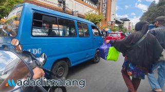 Angkot atau mikrolet, menjadi salah satu moda angkutan publik yang masih dipergunakan di kota Malang hingga saat ini (Foto : Agus Yuwono)