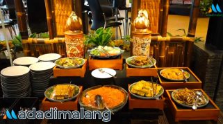 Salah satu menu yang cukup banyak peminatnya yakni sambal penyetan juga dihadirkan termasuk dengan menu spesial tempe kacangnya (Foto : Agus Yuwono)