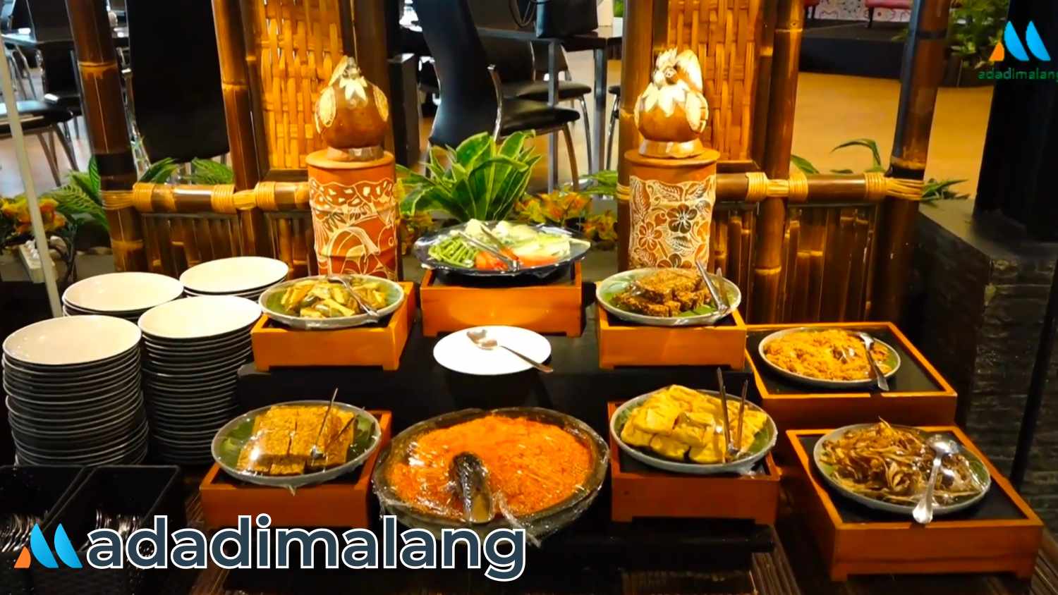 Salah satu menu yang cukup banyak peminatnya yakni sambal penyetan juga dihadirkan termasuk dengan menu spesial tempe kacangnya (Foto : Agus Yuwono)