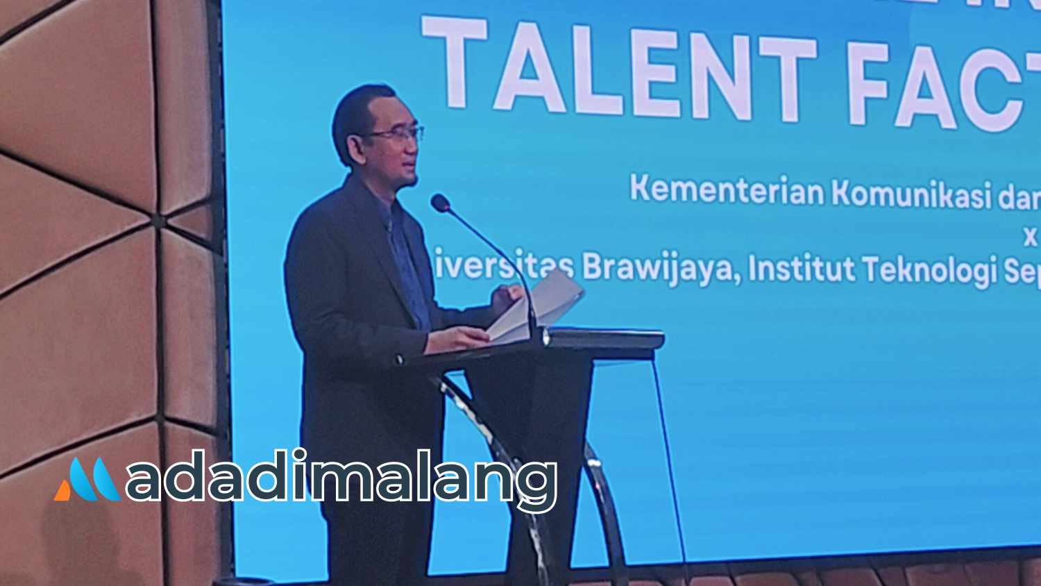 Rektor UB, Prof. Widodo, S.Si., M.Si., Ph.D., Med.Sc., saat memberikan sambutan dalam pembukaan AITF batch 2 pagi tadi (Foto : Agus Yuwono)