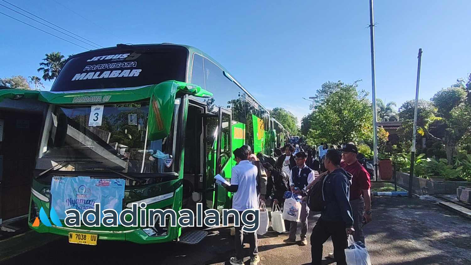 Suasana sebelum pemberangkatan rombongan pemudik dalam,program Mudik Bersama PJT I (Foto : Agus Yuwono)