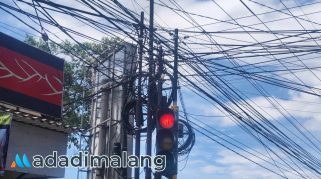 Penataan kabel di udara yang semrawut di salah satu titik di kota Malang (Foto : Agus Yuwono)