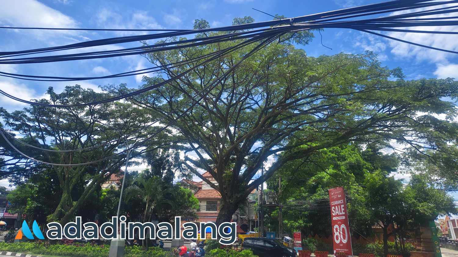 Kondisi kabel udara yang semrawut di kawasan jalan Soekarno Hatta Kota Malang (Foto : Agus Yuwono)