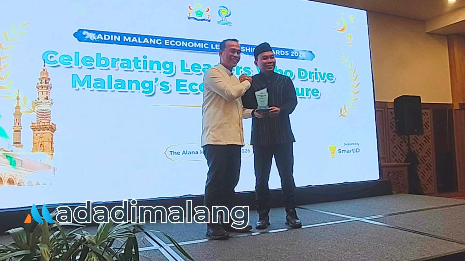 Ketua KADIN Kota Malang Djoko Prihatin menyerahkan penghargaan untuk Wakil Wali Kota Malang Ali Muthohirin sore tadi (Foto : Agus Yuwono)