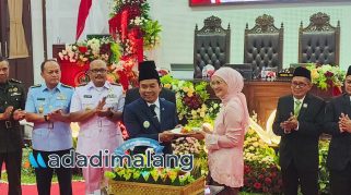 Ketua DPRD Kota Malang Amithya Ratnanggani Siraduhita, SS., menyerahkan potongan tumpeng pertama kepada Wakil Wali Kota Malang Ali Muthohirin (Foto : Agus Yuwono)