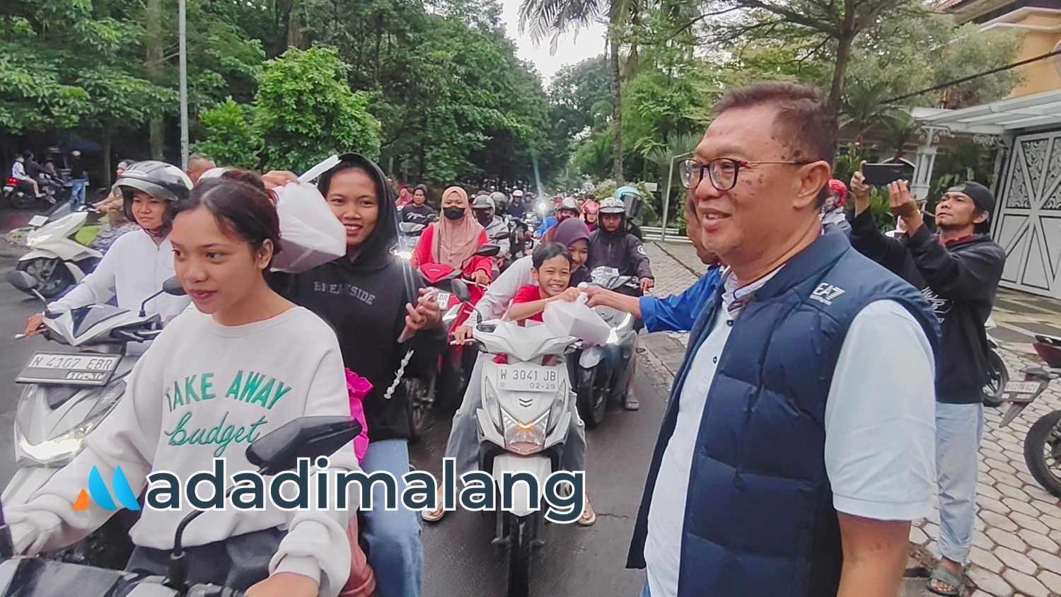 Ketua DPD PAN Kota Malang, H. Eko Hadi Purnomo, SH., saat melakukan pembagian takjil (Foto : Agus Yuwono)
