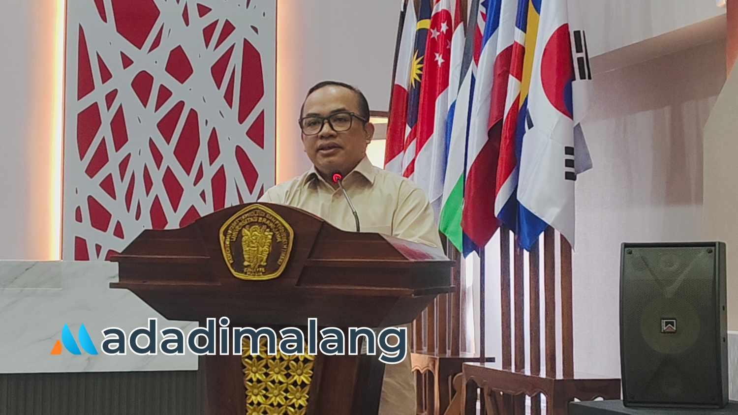 Wakil Dekan Bidang Kemahasiswaan FH UB, Dr. Muktiono, S.H., M.Phil., saat memberikan sambutan dan membuka acara diskusi publik pagi tadi (Foto : Agus Yuwono)