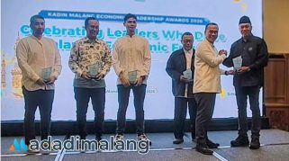 Ketua KADIN Kota Malang Djoko Prihatin menyerahkan penghargaan kepada Kepala Diskopindag Kota Malang,Dr. Eko Sri Yuliadi, S.Sos., M.M., (Foto : Agus Yuwono)