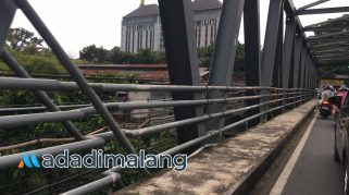 Jembatan di jalan Soekarno Hatta sempat beberapa kali menjadi lokasi bunuh diri atau percobaan bunuh diri (Foto : Agus Yuwono)