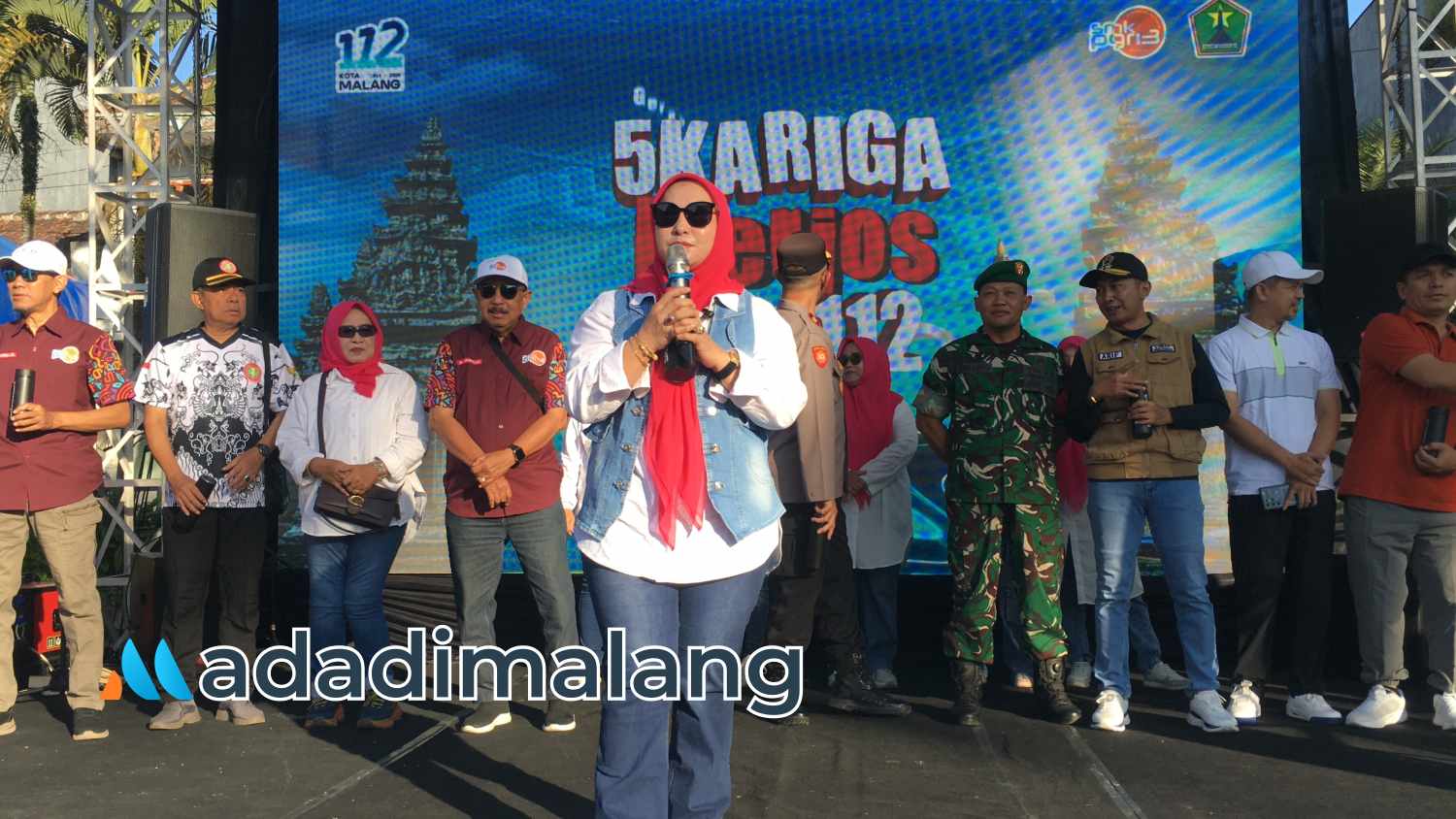 Ketua Komisi A DPRD Kota Malang, Lelly Thresiyawati saat memberikan sambutan sebelum pemberangkatan kegiatan SKARIGA Merjos Lari 112 (Foto : Agus Yuwono) 