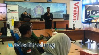 Tim dari Vinilon Group saat menyampaikan materi dalam Kuliah Tamu di Teknik Sipil POLINEMA siang tadi (Foto : Agus Yuwono)
