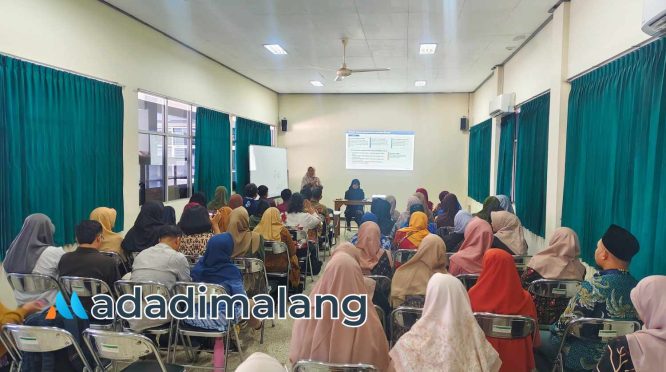 Para guru biologi SMA seMalang Raya tengah mengikuti kegiatan seminar edukasi di kampus FK UB (Foto : Agus Yuwono)