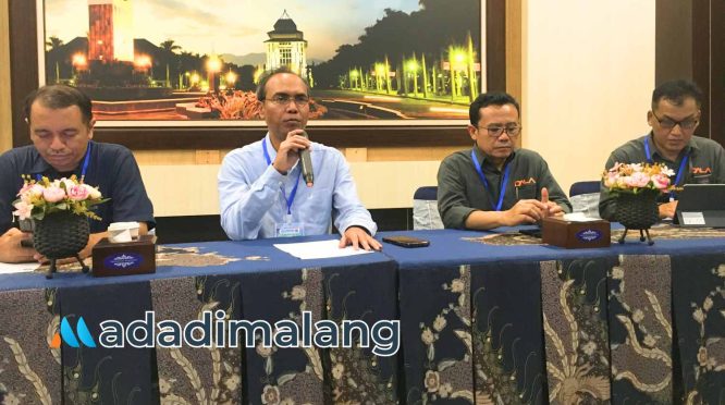 Wakil Rektor I bidang Akademik UB, Prof. Imam Santoso saat memberikan keterangan pers pagi tadi (Foto : Agus Yuwono)