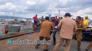 Wali Kota Malang Dr. It. Wahyu Hidayat, MM., bersama Kepala OPD terkait robohkan pagar di atas Pasar Besar Malang (Foto : Agus Yuwono)
