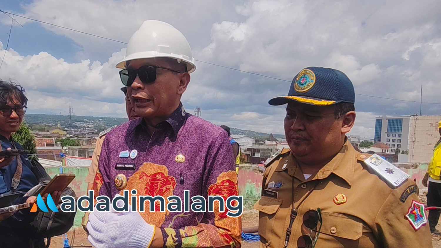 Wali Kota Malang Dr. It. Wahyu Hidayat, MM., saat memberikan keterangan kepada awak media (Foto : Agus Yuwono)