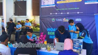 Masyarakat saat mendaftar pemasangan baru sambungan air Perumda Tugu Tirta dengan promo dalam rangka Hari Jadi ke-112 kota Malang (Foto : Agus Yuwono)