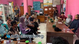 Pemberian materi tentang penyusunan peraturan oleh sivitas akademika FH UB kepada para perangkat desa dan BPD desa Dawuhan Nganjuk (Foto : Ist)