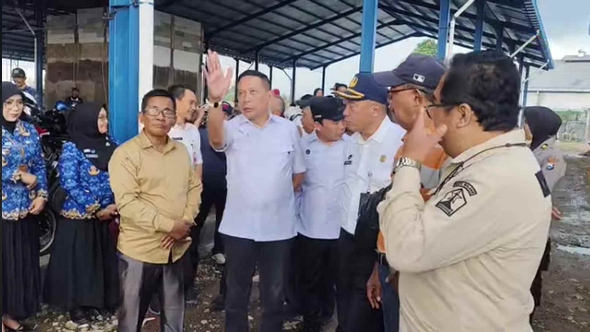 Wali Kota Malang bersama Wakil Wali Kota Malang dan Kepala OPD terkait meninjau proses relokasi pedagang Pasar Gadang (Foto : Agus Yuwono)
