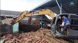 Wali Kota Malang mengoperasikan salah satu alat berat untuk merobohkan salah satu bedak yang akan dibongkar (Foto : Agus Yuwon
