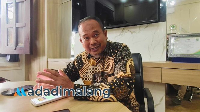 Anggota Komisi A DPRD Kota Malang, H. Rokhmad, S.Sos., saat memberikan keterangan kepada wartawan siang tadi (Foto : Agus Yuwono)