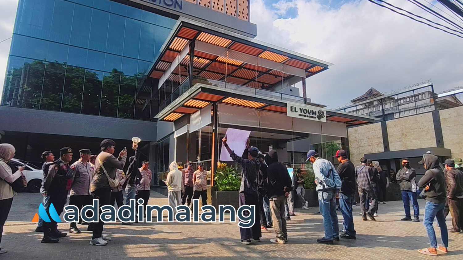 AMPERA melakukan aksi demonstrasi di depan Hotel Aston Malang siang hari tadi (Foto : Agus Yuwono)