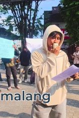 Salah satu orator AMMPERA saat membacakan enam tuntutan aksi mereka siang tadi (Foto : Agus Yuwono)