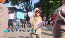 Salah satu orator AMMPERA saat membacakan enam tuntutan aksi mereka siang tadi (Foto : Agus Yuwono)