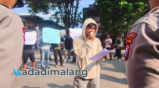 Salah satu orator AMMPERA saat membacakan enam tuntutan aksi mereka siang tadi (Foto : Agus Yuwono)
