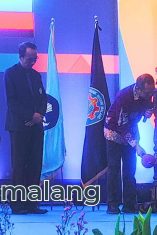 Dirjen Sains dan Teknologi Kemendiktisaintek, Prof. Dr. Ahmad Najib Burhani, MA., saat membuka kegiatan Expo Hasil Riset POLINEMA pagi tadi (Foto : Agus Yuwono)
