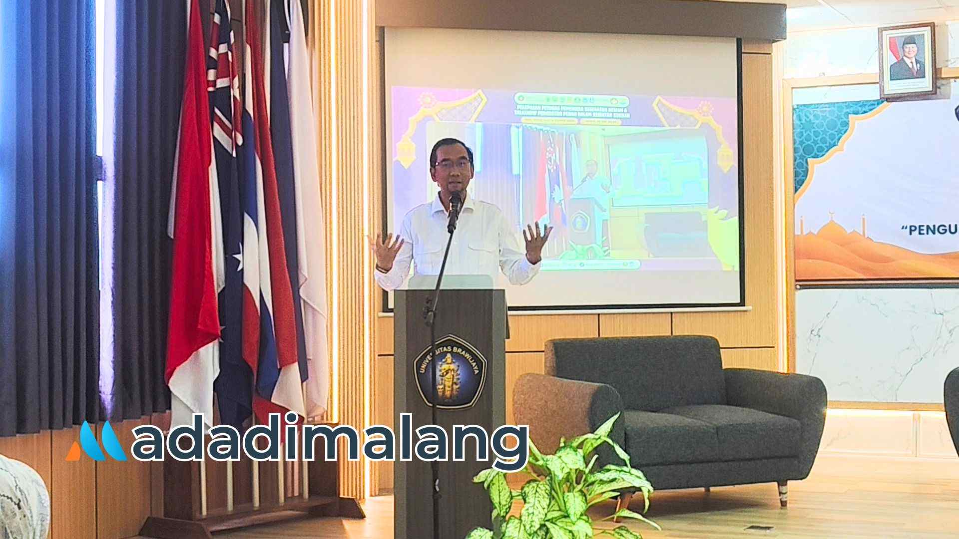 Rektor Universitas Brawijaya (UB), Prof. Dr. Widodo, S.Si., M.Si., Ph.D., Med.Sc., saat memberikan sambutan sebelum pemberangkatan petugas pemeriksa kesehatan hewan kurban (Foto : Agus Yuwono)