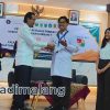 Rektor UB saat menyerahkan pisau kepada mahasiswa FKH UB yang akan bertugas memeriksa kesehatan hewan kurban di masyarakat (Foto : Agus Yuwono)