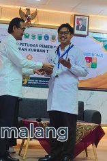Rektor UB saat menyerahkan pisau kepada mahasiswa FKH UB yang akan bertugas memeriksa kesehatan hewan kurban di masyarakat (Foto : Agus Yuwono)