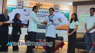 Rektor UB saat menyerahkan pisau kepada mahasiswa FKH UB yang akan bertugas memeriksa kesehatan hewan kurban di masyarakat (Foto : Agus Yuwono)