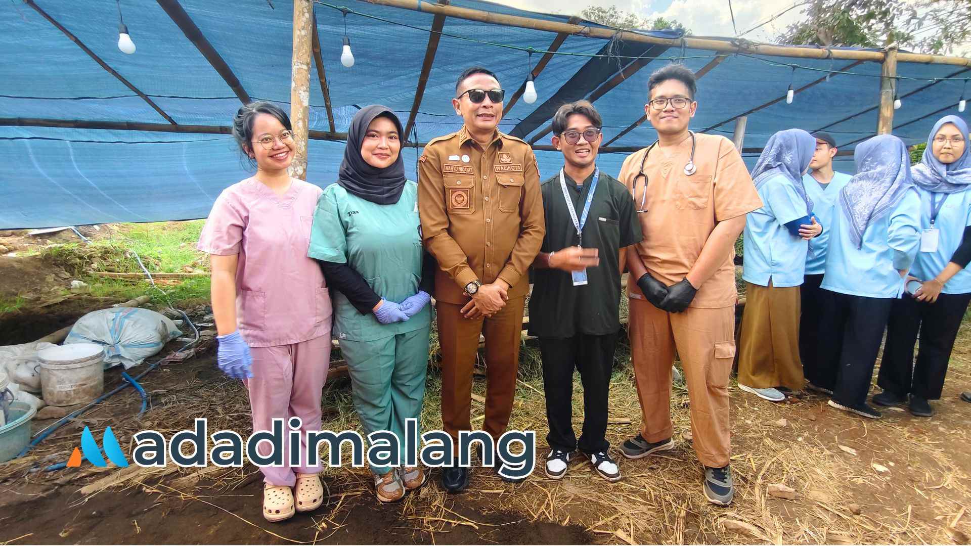 Empat mahasiswa FKH UB yang melakukan pengabdian pemeriksaan hewan kurban sempat bertemu dan berinteraksi dengan Wali Kota Malang yang melakukan peninjauan ke lokasi penjualan hewan kurban (Foto : Agus Yuwono)