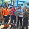Direktur Persada Hospital, dr. Kristiawan Basuki Rahmat, M.Kes., secara simbolis menyerahkan bantuan vitamin bagi petugas kebersihan di Kota Malang (Foto : Agus Yuwono)