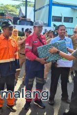 Direktur Persada Hospital, dr. Kristiawan Basuki Rahmat, M.Kes., secara simbolis menyerahkan bantuan vitamin bagi petugas kebersihan di Kota Malang (Foto : Agus Yuwono)