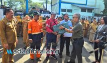Direktur Persada Hospital, dr. Kristiawan Basuki Rahmat, M.Kes., secara simbolis menyerahkan bantuan vitamin bagi petugas kebersihan di Kota Malang (Foto : Agus Yuwono)
