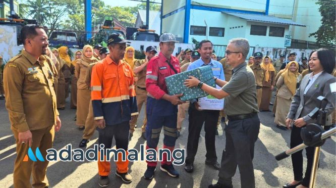 Direktur Persada Hospital, dr. Kristiawan Basuki Rahmat, M.Kes., secara simbolis menyerahkan bantuan vitamin bagi petugas kebersihan di Kota Malang (Foto : Agus Yuwono)