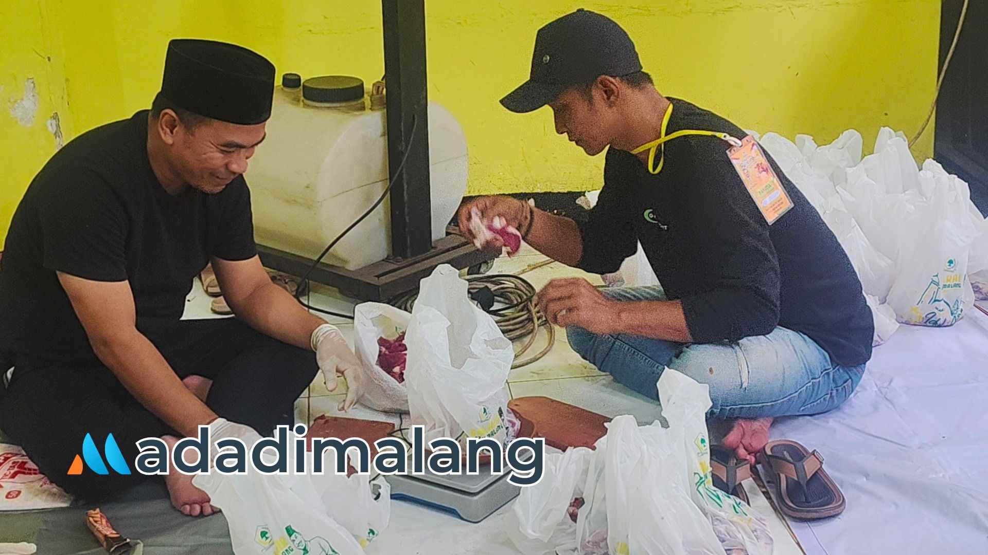 Bersama kader Golkar, Ketua DPD Golkar kota Malang terjun langsung ikut menimbang daging kurban yang akan didistribusikan (Foto : Agus Yuwono)