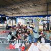 Suasana proses penyembelihan hewan kurban di kampus Politeknik Negeri Malang (Foto : Agus Yuwono)