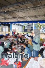 Suasana proses penyembelihan hewan kurban di kampus Politeknik Negeri Malang (Foto : Agus Yuwono)