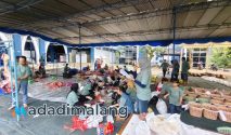 Suasana proses penyembelihan hewan kurban di kampus Politeknik Negeri Malang (Foto : Agus Yuwono)