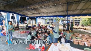Suasana proses penyembelihan hewan kurban di kampus Politeknik Negeri Malang (Foto : Agus Yuwono)