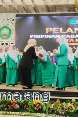 Ketua DPRD kota Malang, Amithya Ratnanggani Sirraduhita, SS., saat memberikan ucapan selamat kepada pengurus PC Fatayat Kota Malang yang baru dilantik siang hari tadi (Foto : Agus Yuwono)